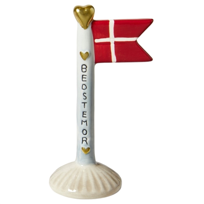 Rödvit flagga med "GRANDMA" på stången och gyllene hjärtan upptill och nertill.