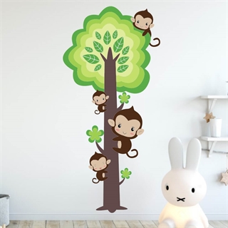Tryckt wallsticker med ett träd och söta apor