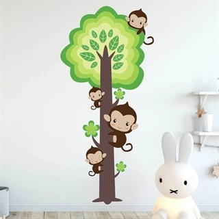 Tryckt wallsticker med ett träd och söta apor