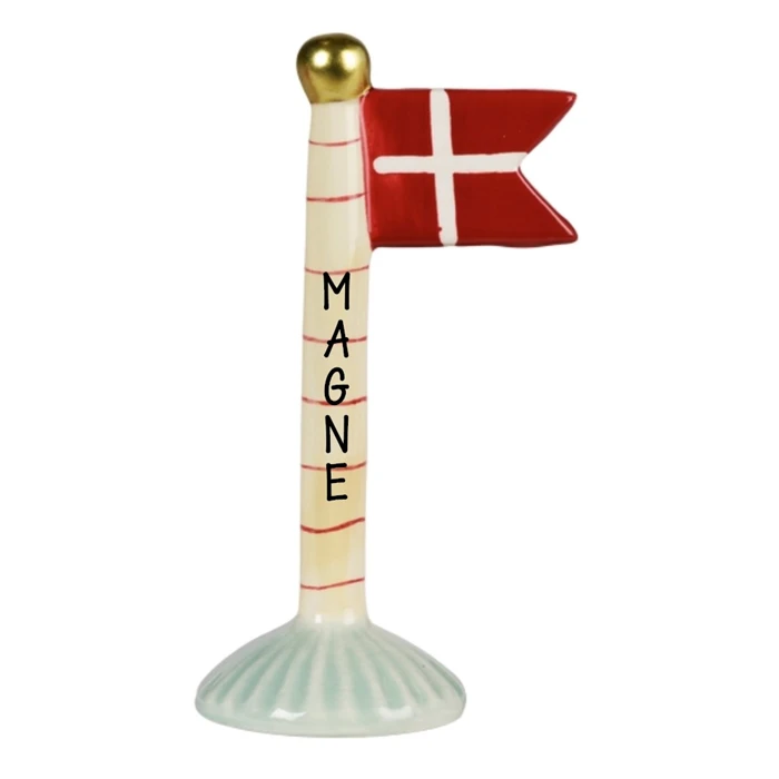 Keramisk flaggstång med dansk flagga, röda ränder och namnet "MAGNE". Snäckliknande bas.