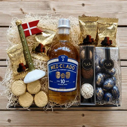 Presentkorg med 25 CL Rom och keramikflagga m/ valfri text