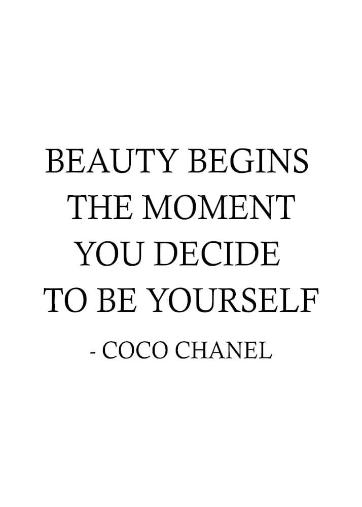 Affisch från Coco Chanel med citatet Beauty Begins