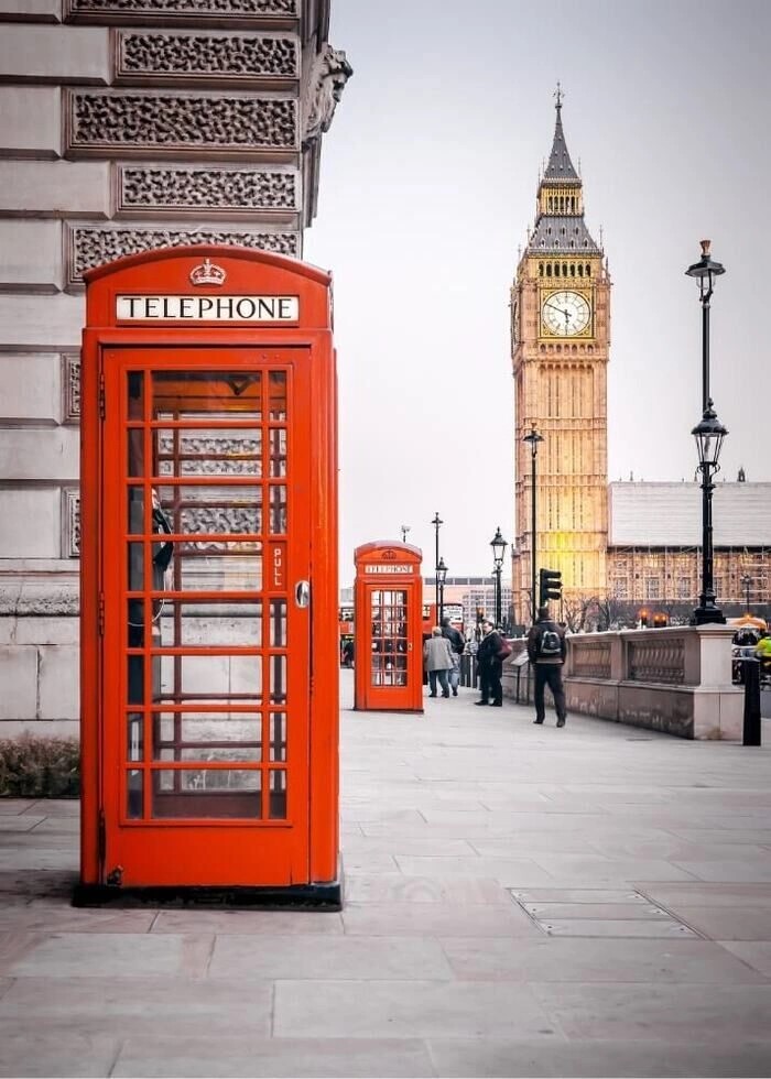 Affisch med röda telefonkiosker från london street