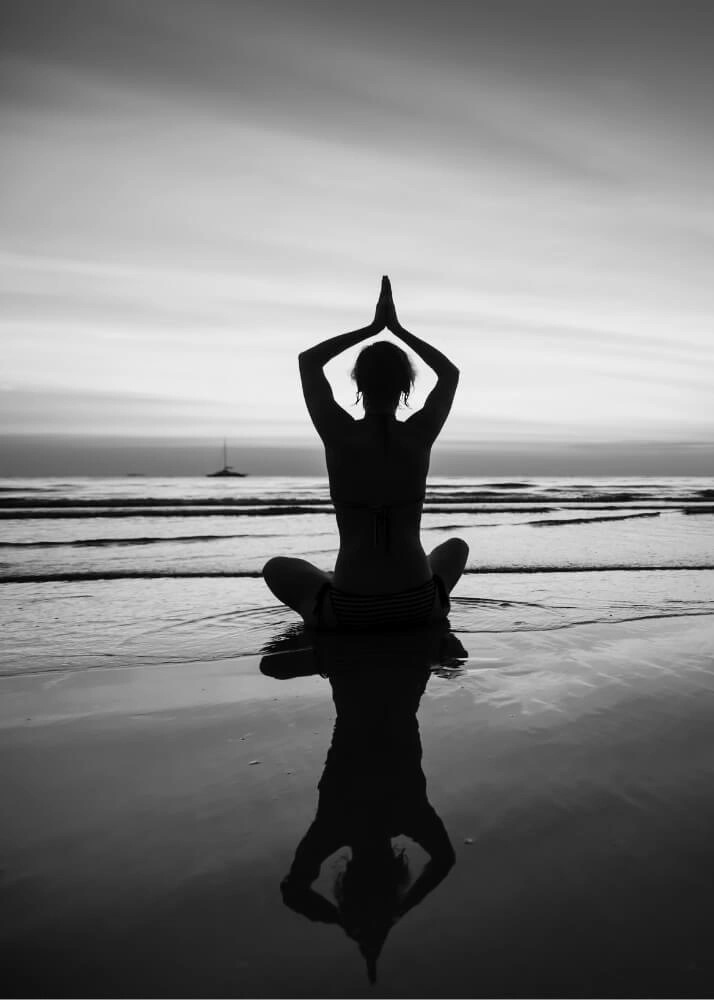 Affisch - Medling vid havet. Lugnande affisch med motiv av en person som sitter i meditationsläge på en strand.