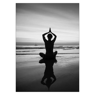 Affisch - Medling vid havet. Lugnande affisch med motiv av en person som sitter i meditationsläge på en strand.