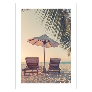 Affisch - Sommarlov. En strand med parasoll och två solstolar. En varm och somrig affisch redo att skapa värme i ditt hem.
