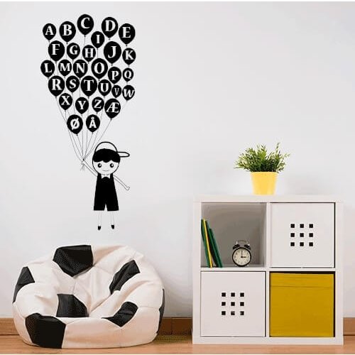 Kul väggdekor med pojke som håller i ballonger med alfabetet