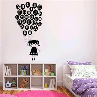 Kul väggdekor med flicka som håller i ballonger med alfabetet