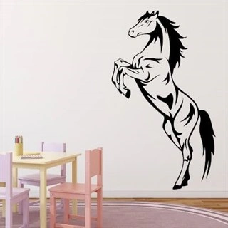 En wallsticker med en stegrande häst 
