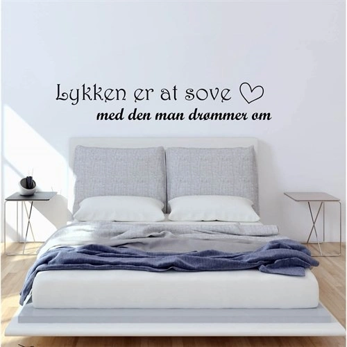 Väggdekor med texten "Lycka är att sova med den man drömmer om"
