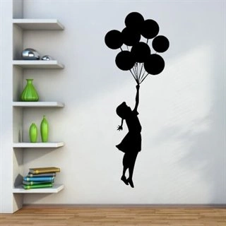 Wallsticker med Banskys lilla flicka som flyger med ballonger.