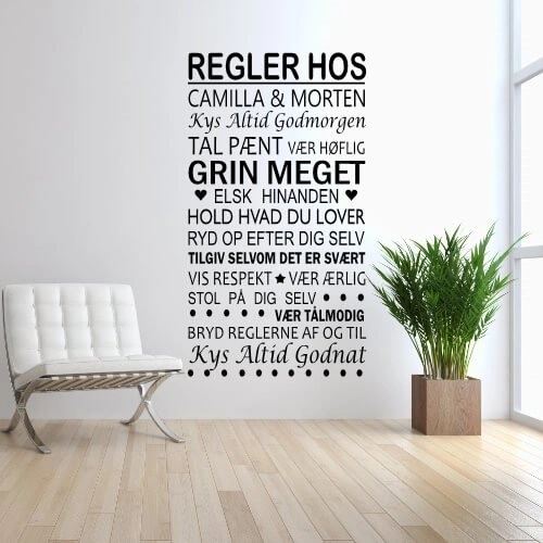 En wallstickers med texten Regler hos ( valfritt namn)