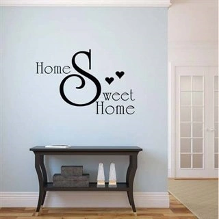 Väggdekor med texten "Home sweet home" och små hjärtan