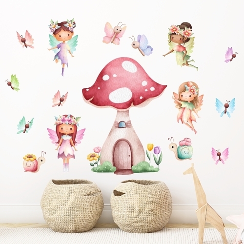 Söta älvor med ett svamphus, fjärilar och sniglar som väggdekor akvarell
