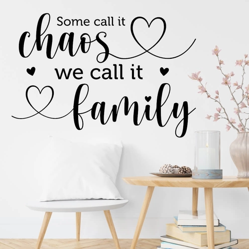 En engelsk text som beskriver kaos och familj som ett wallsticker