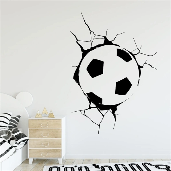 En wallsticker med fotboll som ser ut att sitta fast i väggen 