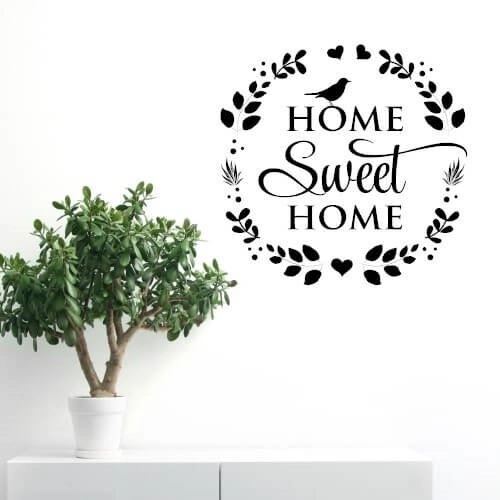 Väggdekor med texten Home Sweet home samt en krans  