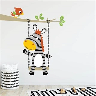 Ytterst gullig wallsticker till barnrummet i fina färger. En söt Zebra som sitter på en gunga som hängs i ett träd.