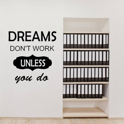 Väggdekor till kontoret med engelsk text "Dream don\'t work unless you do"