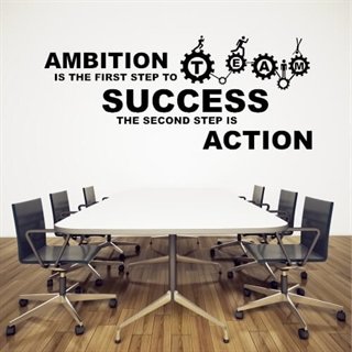 Väggdekor med den engelska texten "Ambition is the first step" till kontoret