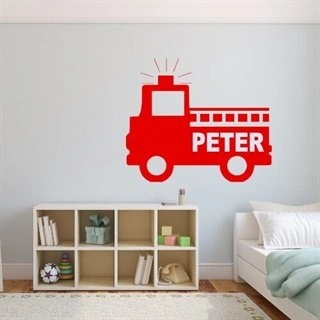 Kul väggdekor till barnrummet föreställandeen brandbil med ditt barns namn på